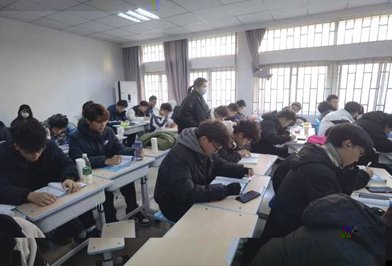 會議室裡的人們描述已自動生成