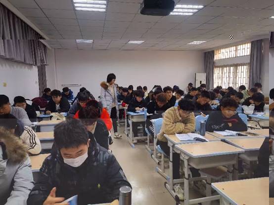 會議室裡的人們描述已自動生成