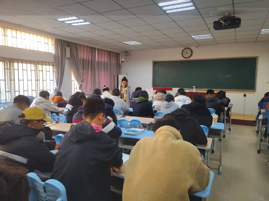 人們在看台上的人在房間裡中度可信度描述已自動生成